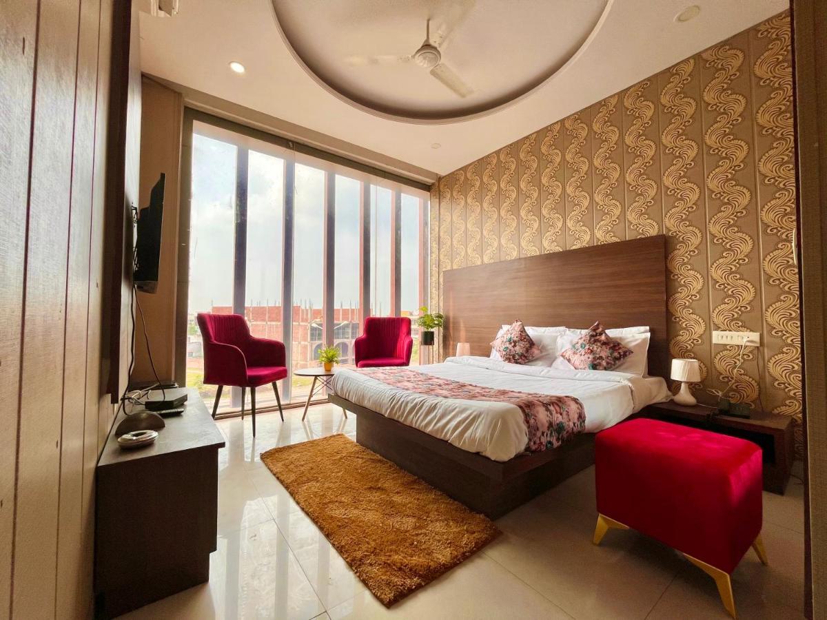 Hotel Pearl Grand, Zirakpur - Top Rated & Most Awarded Property In Tricity Chandīgarh Buitenkant foto