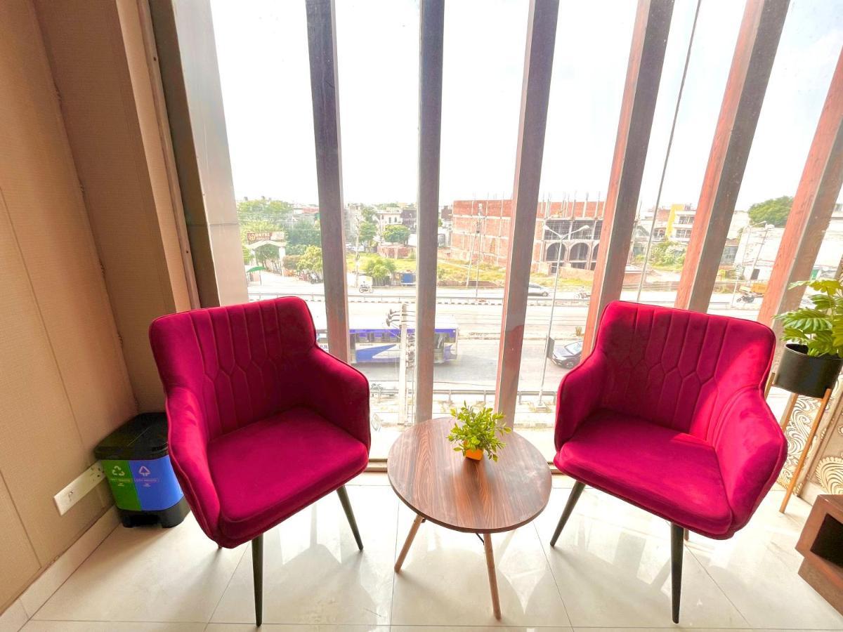 Hotel Pearl Grand, Zirakpur - Top Rated & Most Awarded Property In Tricity Chandīgarh Buitenkant foto